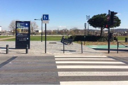 Passage piéton à Bordeaux ouvrant sur un espace public
